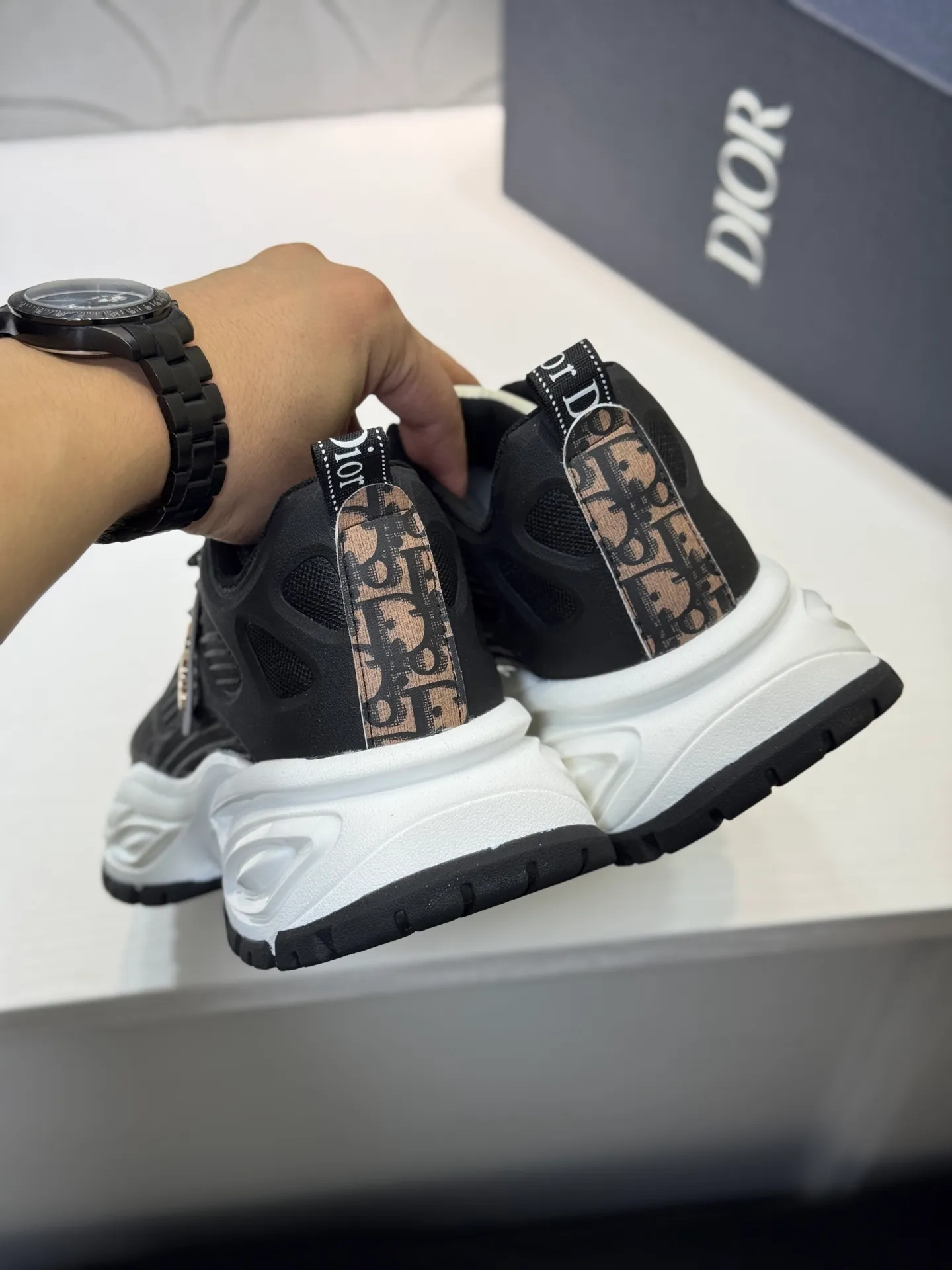 Men's shoes 💰440 [New model] 🐬🐬Original quality (Dior) latest style sports shoes 🎁Casual and fashionable men's shoes 👟Best model💥Simple and elegant version, exclusive for trendy men. Unique official website latest brand elements 👑original decoration, imported cowhide stitching with classic fabrics, fashionable and generous accessories, ✅foamed TPU wear-resistant** outsole, light and comfortable. Size: 38-44 (45 customized